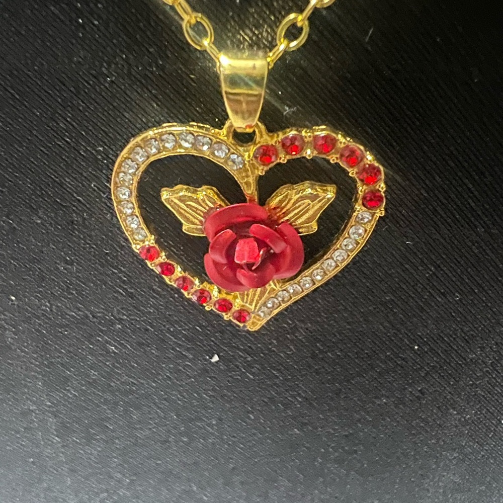 Gold Heart Pendant NWOT Necklace with Red Rose and crystals